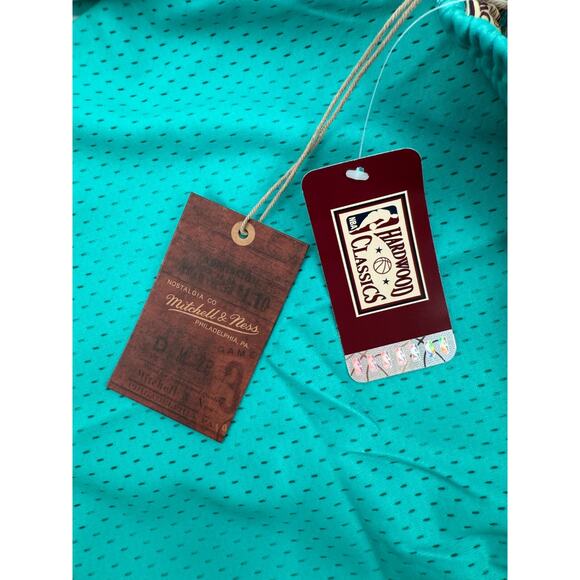 Mitchell & Ness Vancouver Grizzlies Swingman Short 96/97 Road Size M NBA NEW - Picture 10 of 10